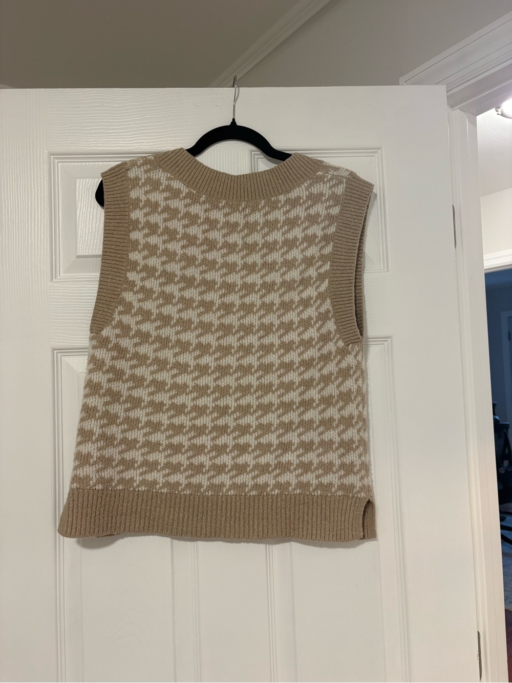 Abercrombie & Fitch Beige and Cream Houndstooth V-Neck Sweater Vest - Picture 3 of 4